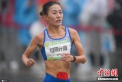 踢足球会摔破裤子吗女生，踢足球会摔破裤子吗女生图片
