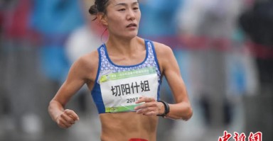 踢足球会摔破裤子吗女生，踢足球会摔破裤子吗女生图片